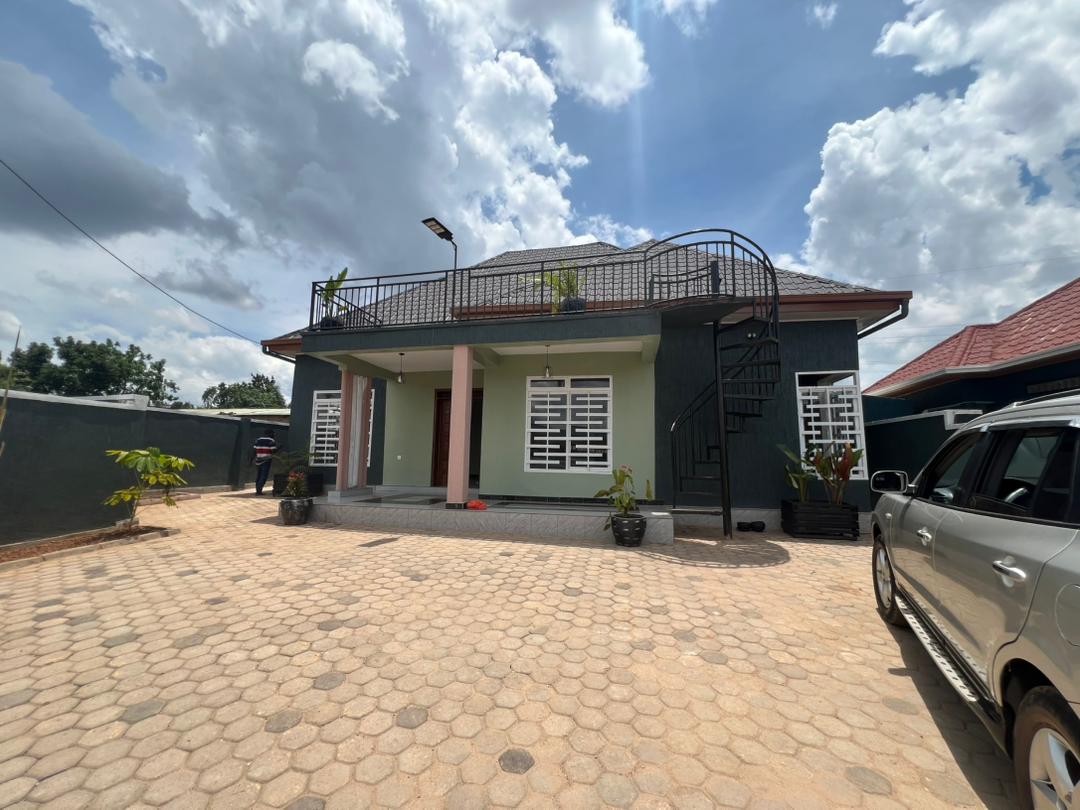 Modern 4 Bedroom House with Rooftop Terrace